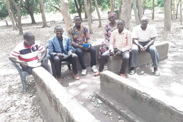 Groupe de travail sous les arbres